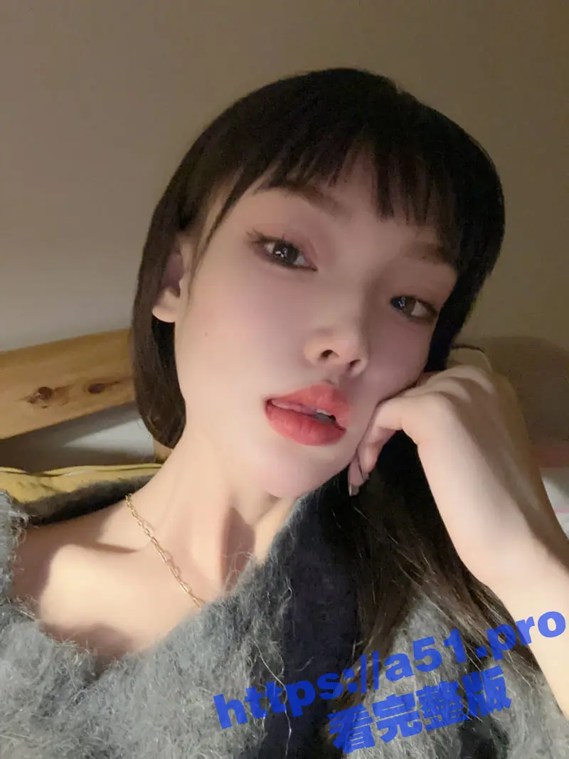 深圳极品纹身反差眼镜妹 王景璇 给男友舔鸡巴口交视频泄密 蛇系长相小美女口交技术真不错！ 图1