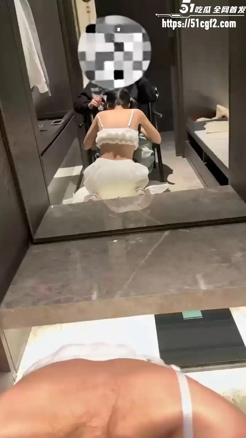 专约白虎萝莉 小远ovo 第十一期 双马尾少女深喉吞吐 奶油肌肤被操得泛起潮红! 图3