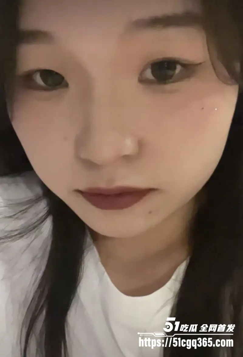 云南财大学妹 陈丽娟 下课后在金主胯下吞舔用功 拍露脸淫片上演极致榨精! 图3