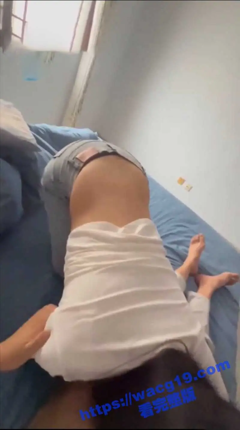 乱伦大神爆操亲姐姐 姐姐穿着开裆丝袜躺在床上展示极品身材 被弟弟疯狂抽插姐姐的蜜桃臀穴! 图3