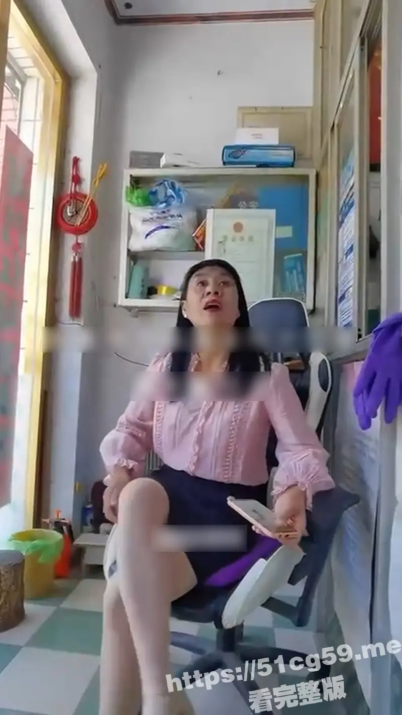 嫖娼偶遇老骚鸡 黑丝腿还不错但脸拉胯 老哥还没操上就被阿姨直接拒绝了! 图2