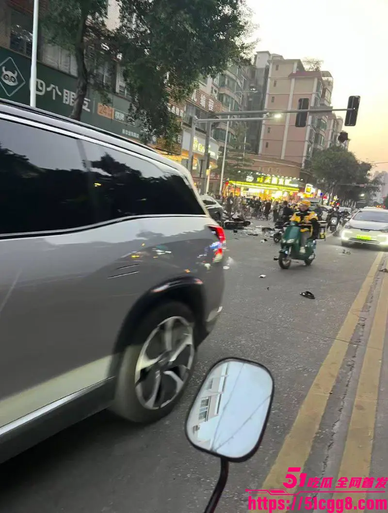 广州花都惊魂车祸!灰色零跑狂飙冲人行道 撞飞多名路人现场血肉模糊4人重伤 视频与监控画面流出! 图2