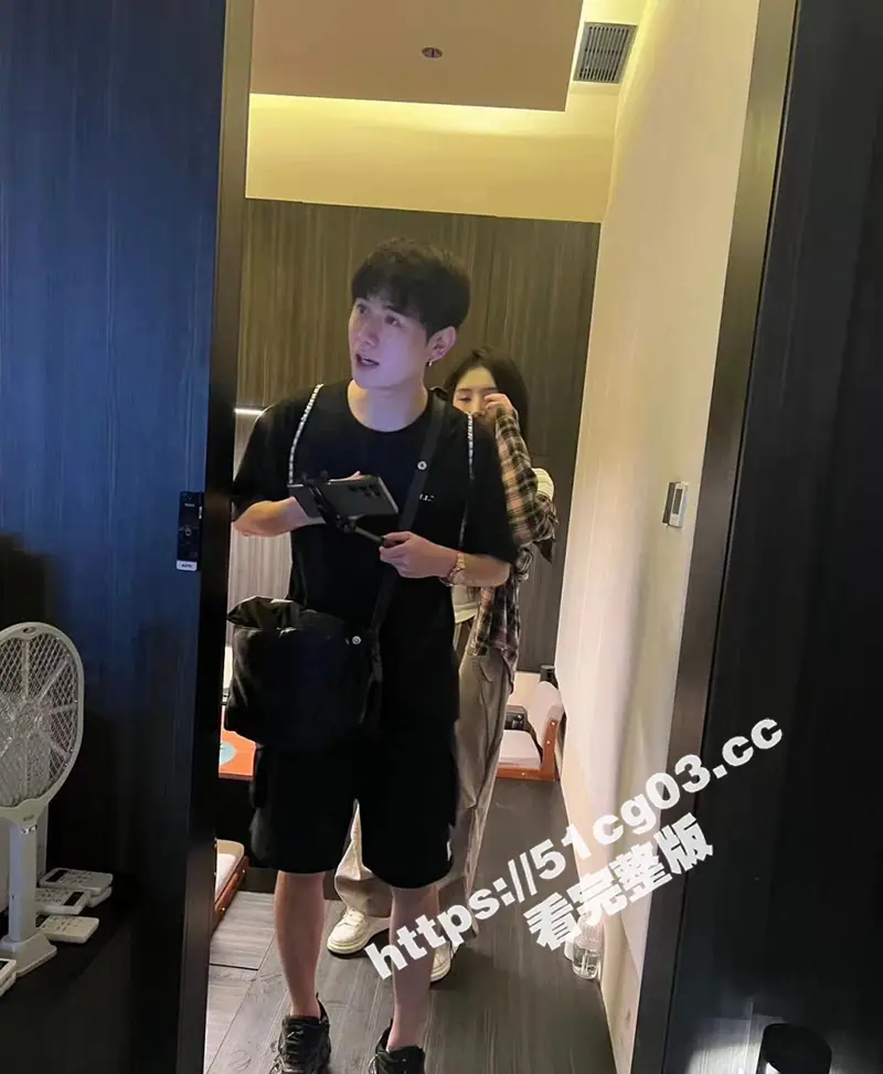 抖音百万粉丝网红 MH 童锦程绯闻女友塌房！早期走红之前竟是黄播出身！超劲爆黄播视频流出 胸口痣被实锤 图4