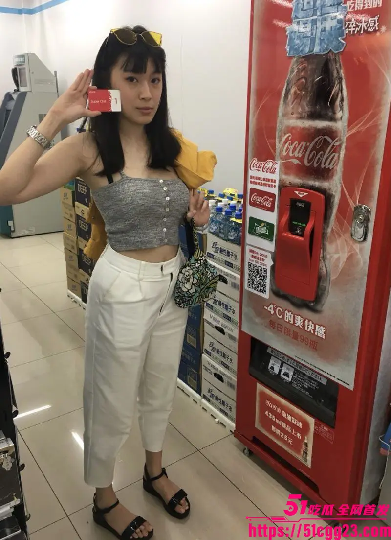 网友独家曝光兄弟女友无套露脸做爱视频 丰满身材嫩乳柔软 女上位翘臀细腰狂扭 肉浪翻滚骚劲拉满！ 图1