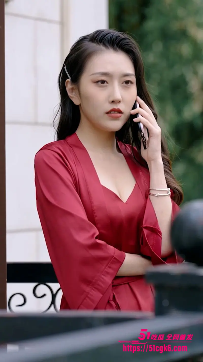 擦边短剧《特殊的礼物》明天就要结婚了 新娘这是怎么了 一份特殊的出轨大礼包送上! 图4