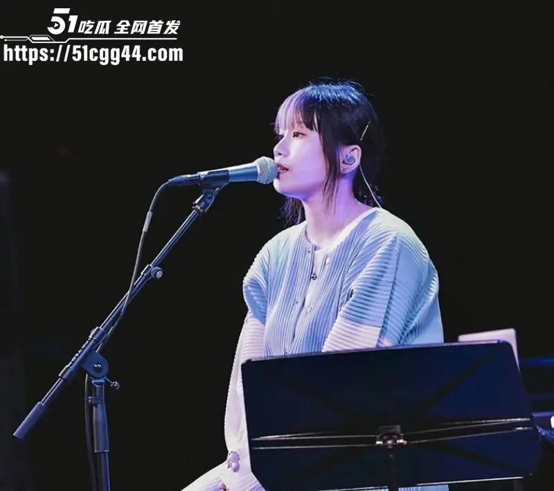 超反差餐厅驻唱女歌手 性爱视频泄漏 骚浪脸蛋深情舔舐男友大屌 脸穴同款打桩爆操 直戳原始冲动! 图2