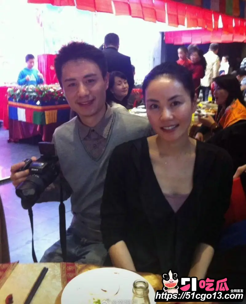 王菲男闺蜜 Ryan 音乐节当众性骚扰 陈粒 强行搂抱咸猪手 当场竖中指硬刚 图19