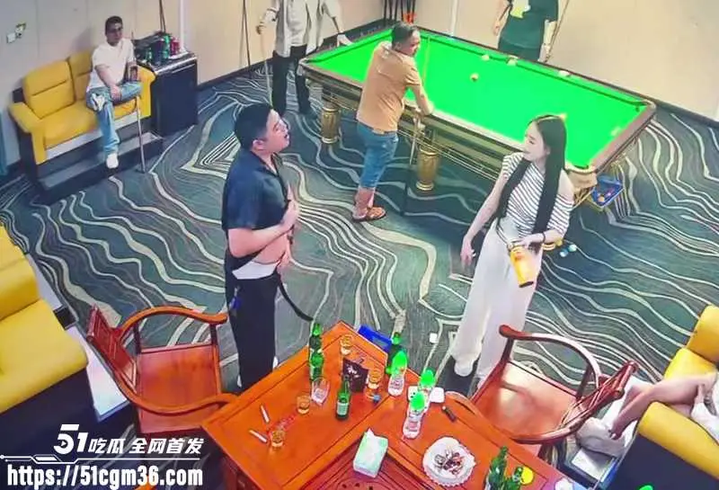 台球厅最强真实哥 妹子一句激将法 他当场脱裤亮屌 追她绕桌裸奔 图1