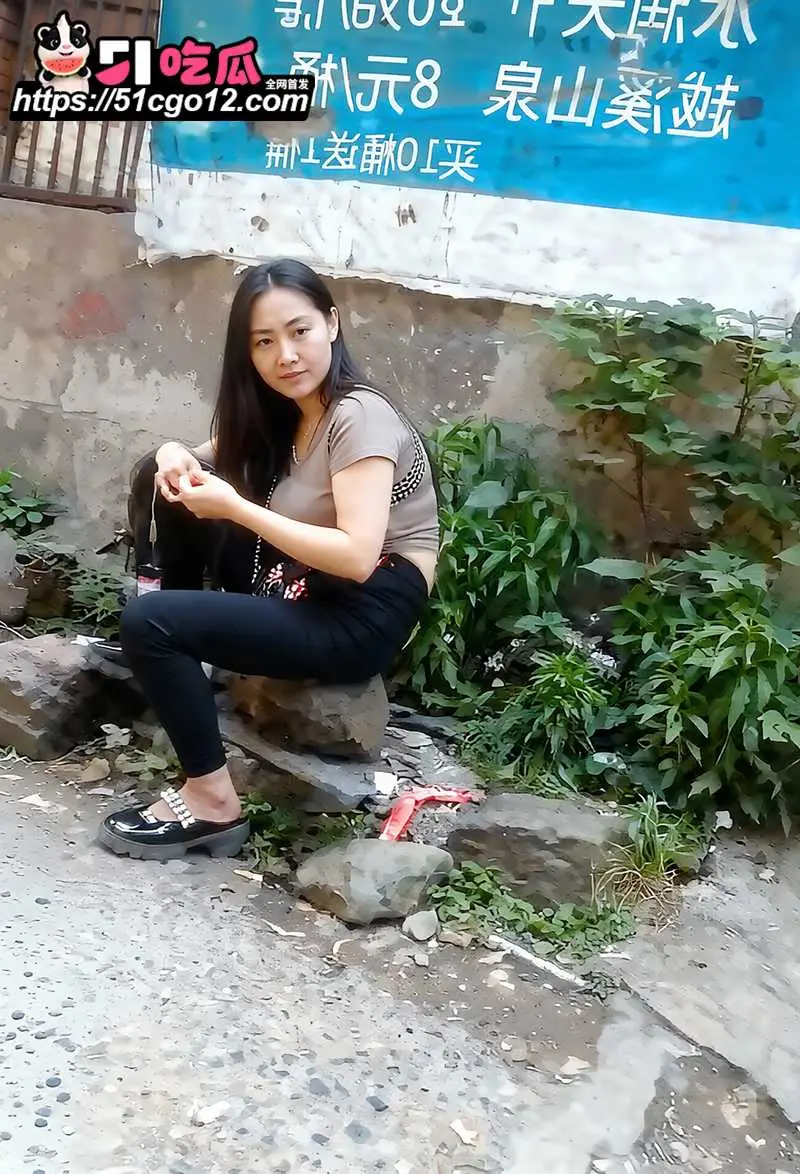 城中村嫖娼偷拍 路遇极品骚浪人妻 天然巨乳惹人舔屏 扛腿猛干后入狂操 图2