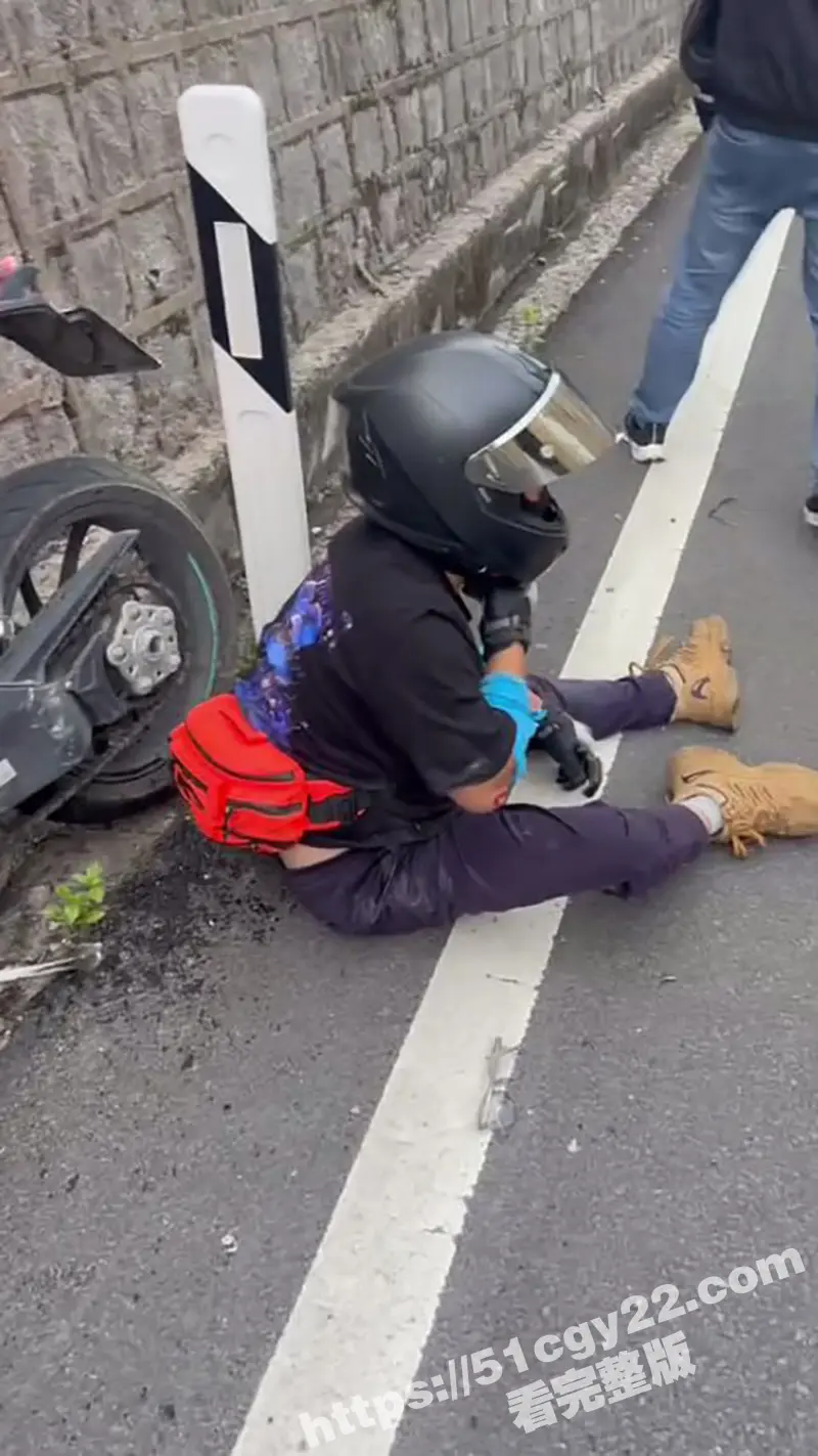 宁波保时捷少爷撞人事件 超速超车撞到摩托车小哥 若无其事更换车牌 网友扒出其多次肇事撞死过人! 图4