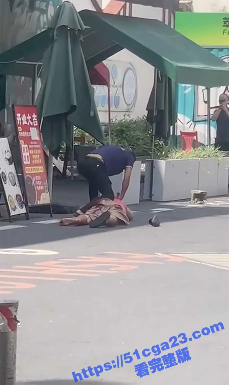 广州东晓南街头惊现持刀屠夫！男子被压地上当猪屠宰 血流满地 现场画面触目惊心！ 图2