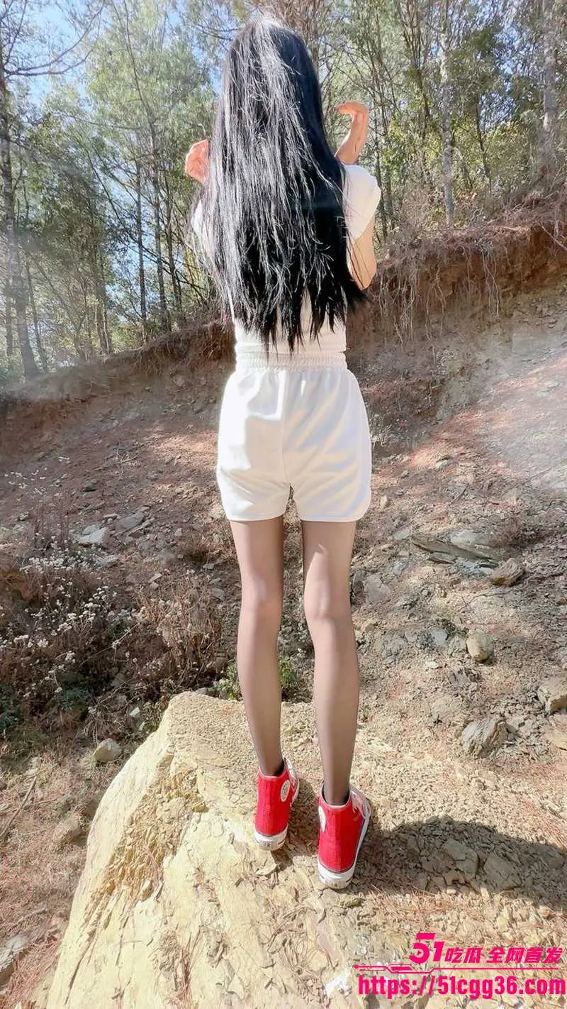 51原创小姨子的秘密 与运动装黑丝小姨子山中野战 回到车内再无套爆操打桩内射！ 图4
