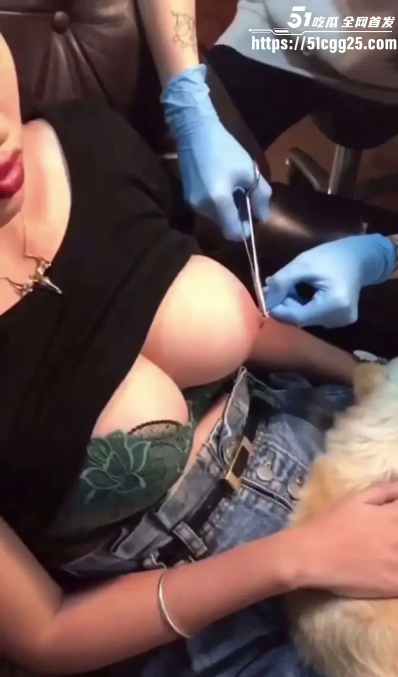 极品巨乳美女 乳钉穿刺全程曝光 性感大奶被紧夹粗暴穿透 痛到倒吸冷气 平凡到淫靡完美蜕变! 图5