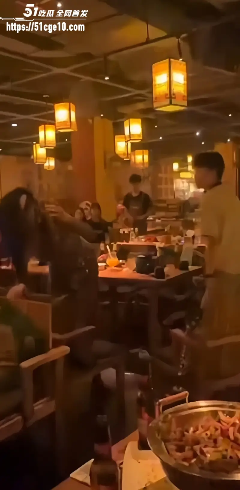 抖音万人求 男娘招惹短发假小子 餐厅直接开打 简直是战神附身 一个比一个凶！ 图2