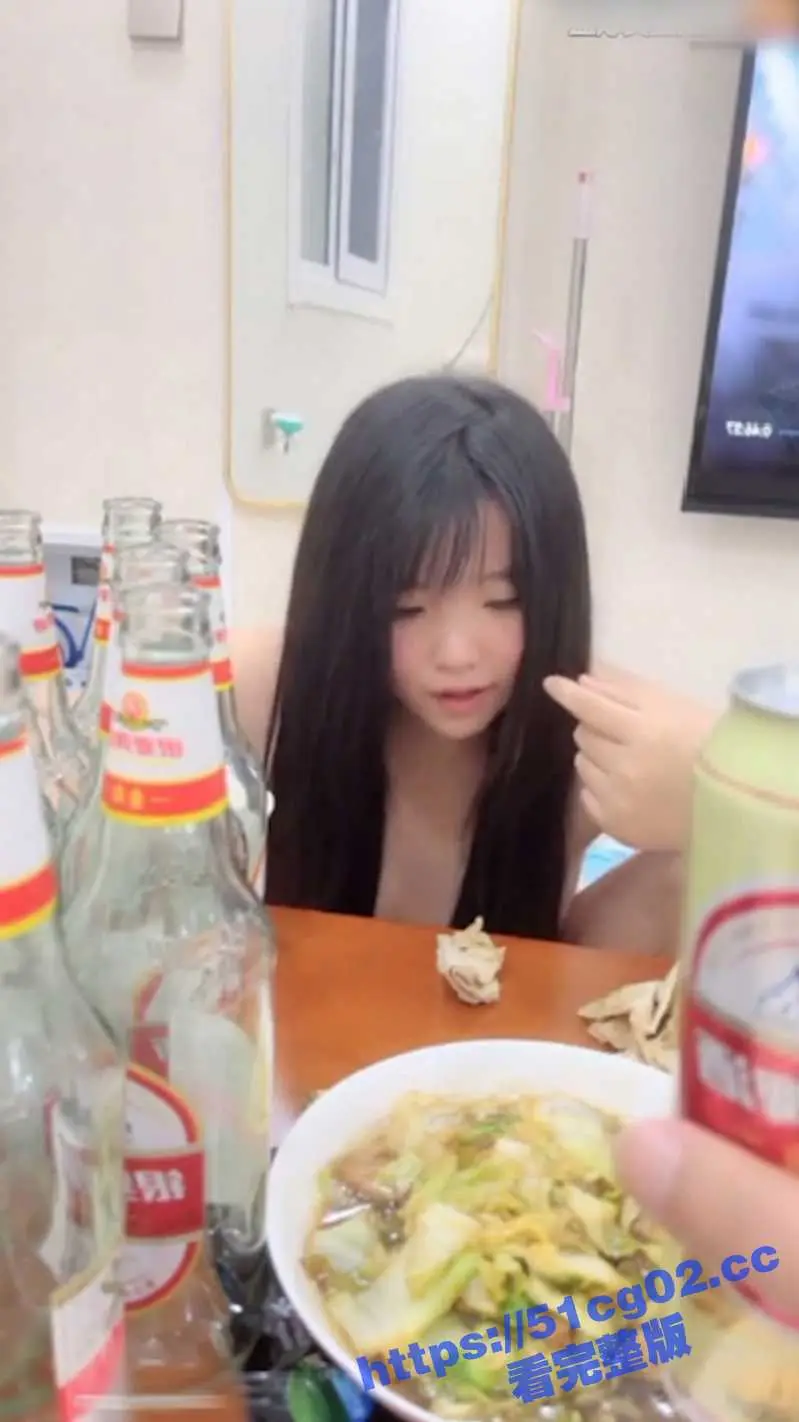 精神小妹被灌醉 被朋友肆意玩弄直播 菊花都不放过! 图1