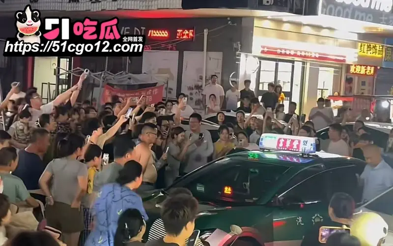 烟台莱阳原配街头抓小三 三姐吓得躲车里哭成泪人 群众怼脸围 真是看热闹不嫌事大! 图3