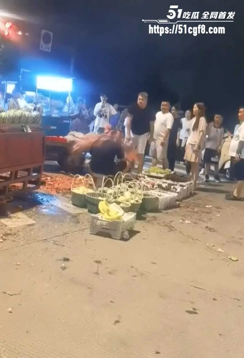 宁波恶毒夫妻 挑瓜掐果还耍凶 疯狂砸瓜殴打摊主 现场视频让人恨的牙根痒 图6