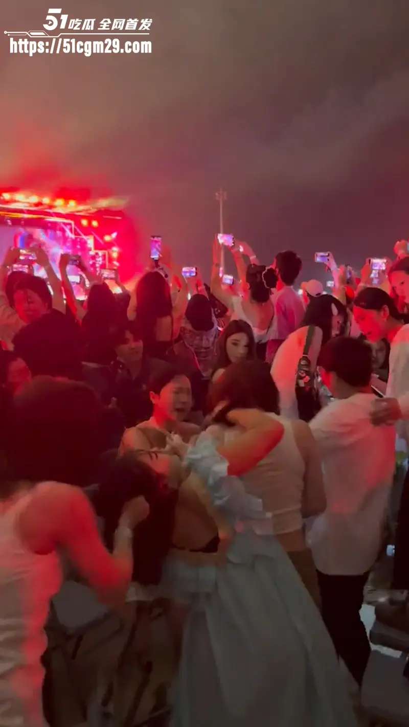 权志龙澳门音乐节台下炸锅 女粉挤位互撕当场干架 上演最强Power真人秀！ 图5