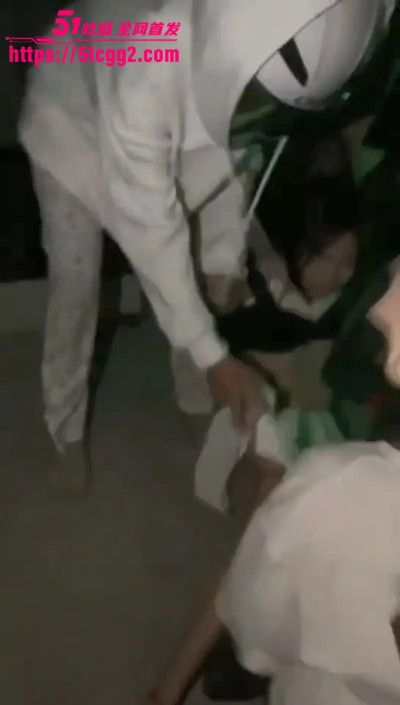 广东高颜值路人妹 遭精神小妹团暴揍扒光 当街全裸跪地哭喊 姐妹狂拍补光 场面惨绝人寰! 图4
