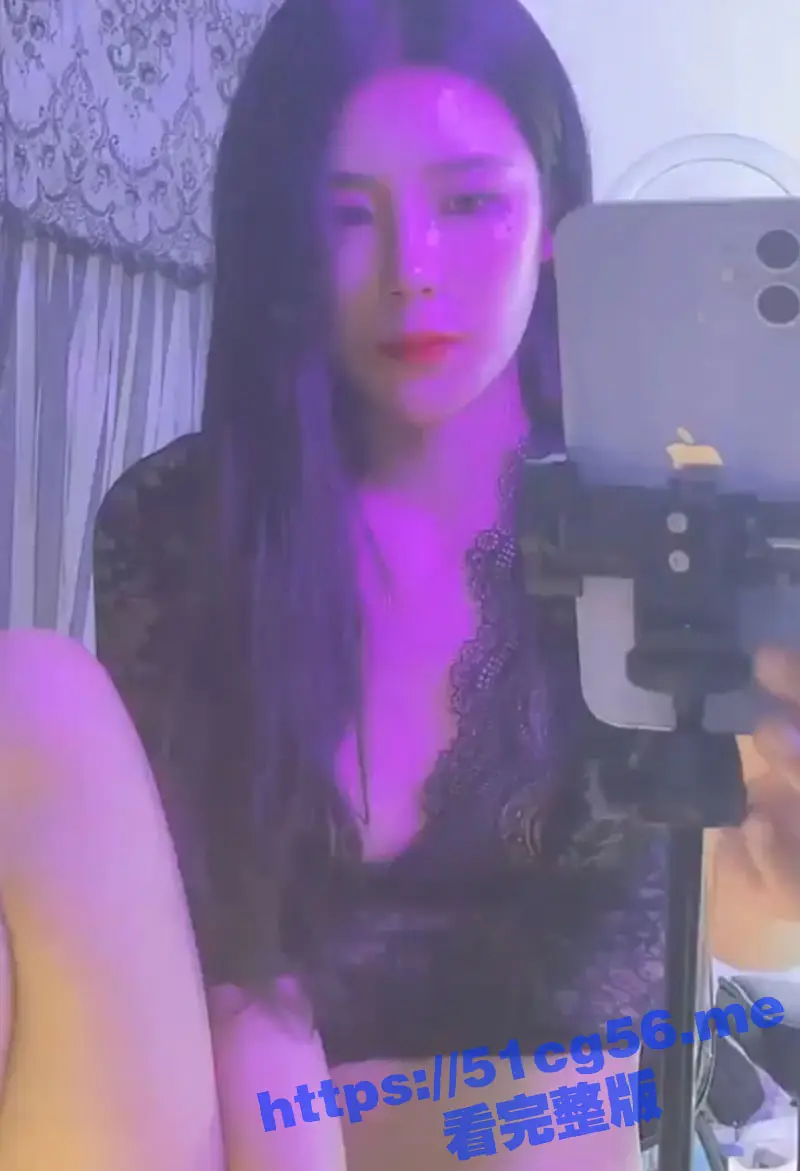 虎牙高颜值网红 黑桃 天价定制视频 脸穴同框全裸道具自慰 骚到骨子里了！ 图1