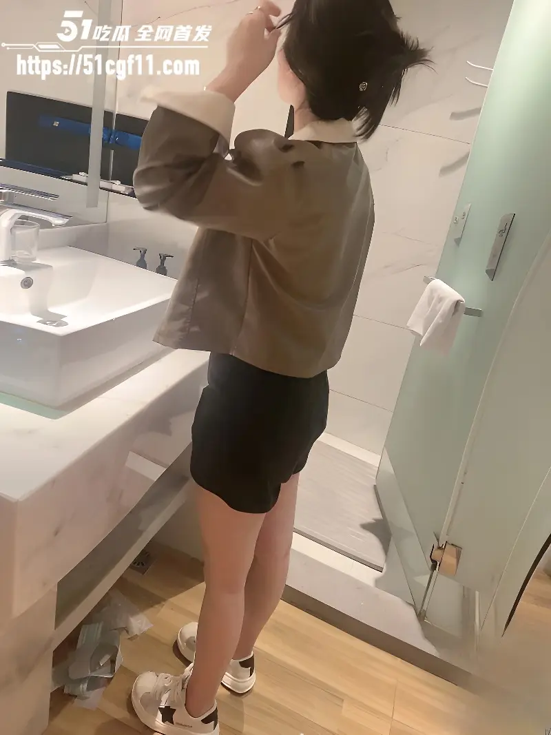 海角大神我的长腿嫂子丝袜控 吃喜酒前爆操嫂子 哥哥等我们带外卖全程骚话刺激 图1
