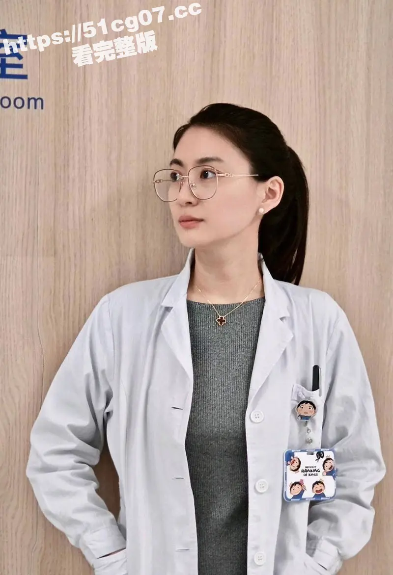 云南省第一人民医院的颜值担当 陈萍萍 为能成功上位科室主任 趴在办公桌上翘着屁股等待被领导后入! 图3