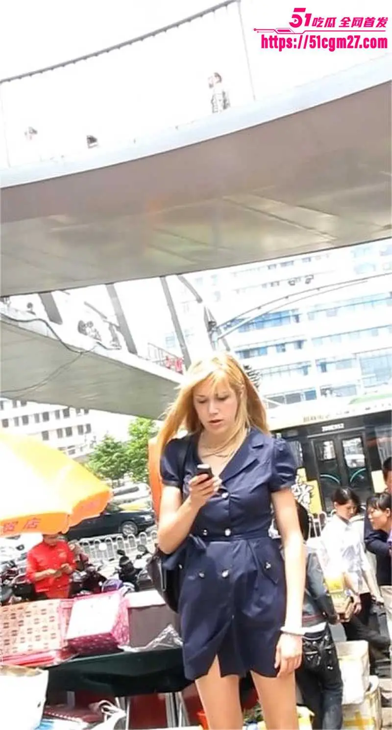 抄底大神商场偷怕 多位美女不穿内裤逛街 肥美鲍鱼勾人心扉 真是太刺激了！ 图1