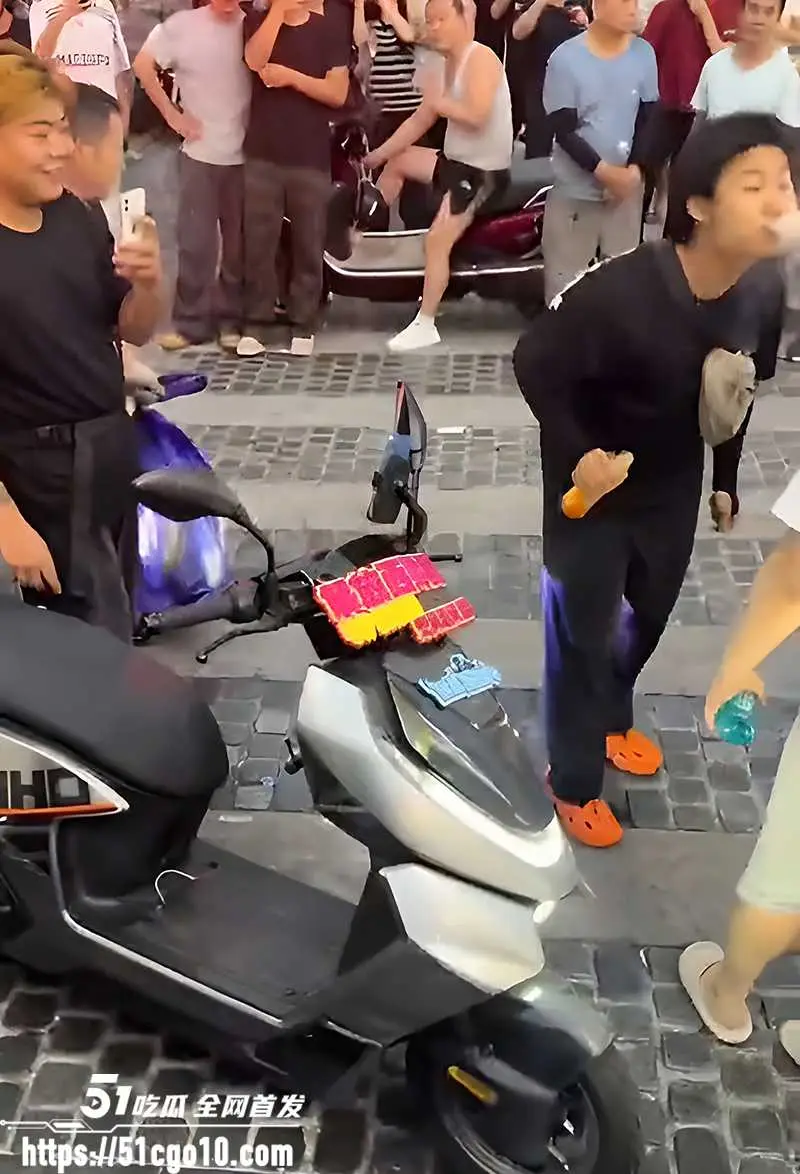 奇葩解压名场面 两男子街头吵架互吐口水 最后竟演变成泼水大作战 图5