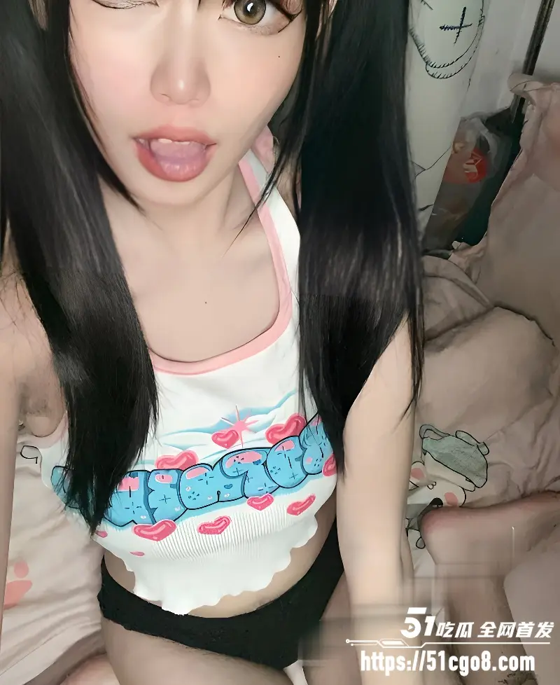 超淫大学生宿舍自慰 骚气小母狗美乳圆润媚眼如丝 纤手掰穴揉捏自慰 刺激又反差! 图1