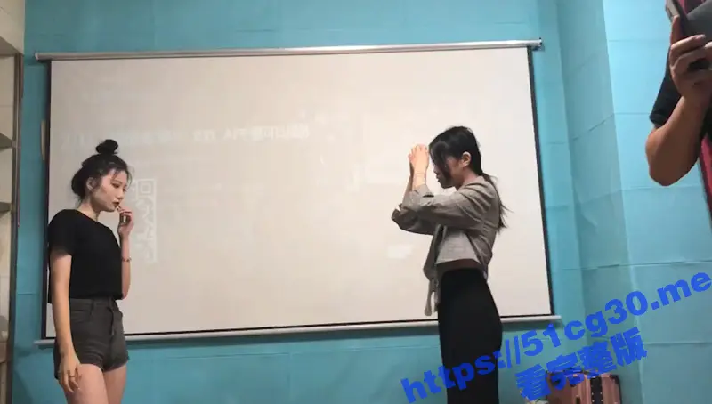 社会太妹帮派内斗 为争大嫂大打出手 薅头发挖脸脚踹 完全不留手啊！ 图1