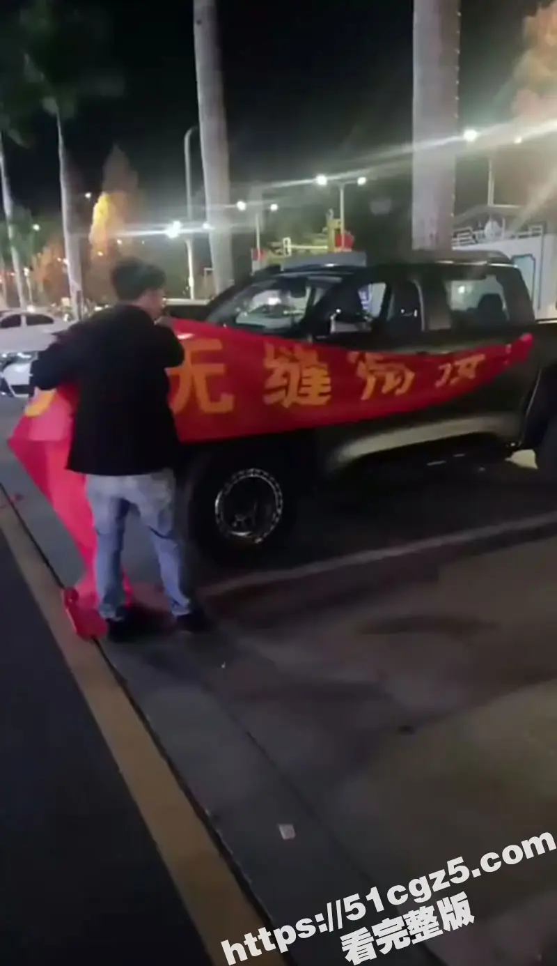 云南保山市君悦广场 渣男张麒麟有女友还当众小三表白 被原配刷视频拉横幅捉奸！ 图3