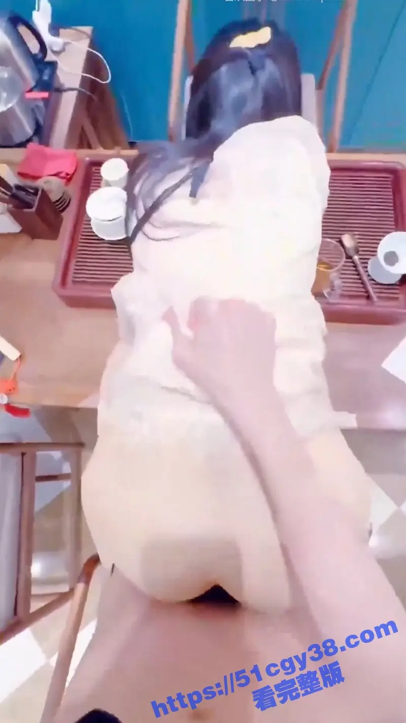 海角乱伦大神 意淫自己妹妹 新作 茶室里和妹妹体验二人世界 茶桌上疯狂输出无套爆操！ 图4