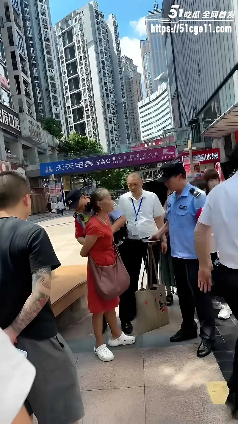 重庆南坪商圈老太太盗窃被当场逮住 究竟是坏人变老了还是老人变坏了? 图5