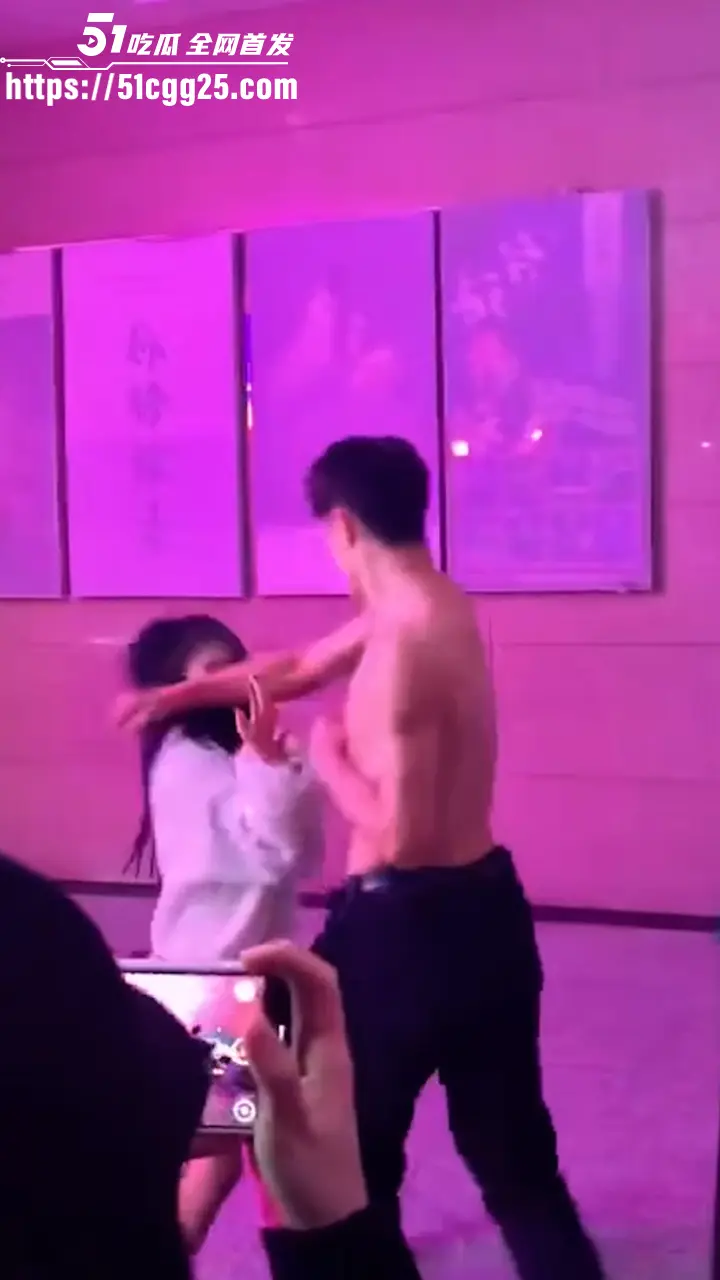 精神小伙1v3街头群殴 拳打脚踢狂暴输出 三人围殴瞬间被干翻 女友劝架惨遭一记摆拳 现场堪比古惑仔! 图6
