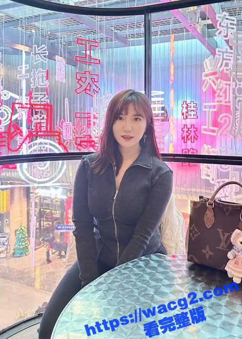 抖音健身网红 没腹肌的张张 榜一大哥高价定制福利 黑丝肥臀丁字裤露点骚拍 多角度展示大肥臀！ 图3