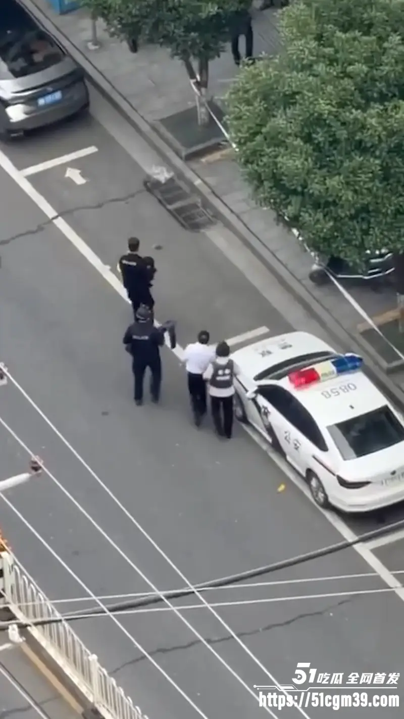 湖南邵阳塘渡口 绑匪绑炸弹抢银行 现场枪响3人死亡 谈判专家穿防弹衣硬刚！ 图2