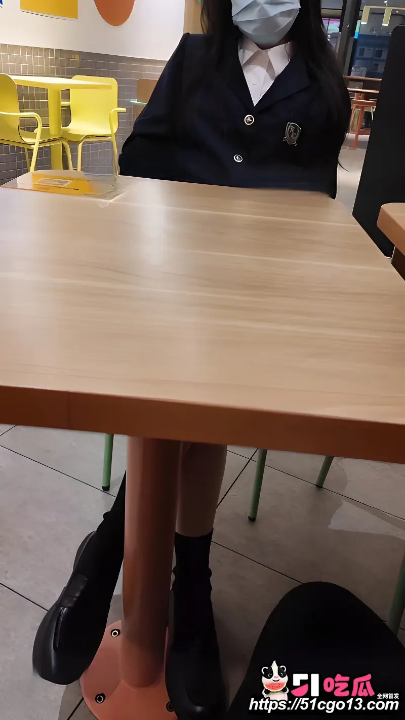 绿帽博主 李李Momo 第十期 身穿JK制服酒店偷情 手口穴三重榨精爽到内射中出! 图1