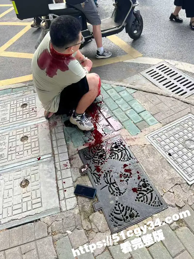 武汉大学 男生只因答辩没过不能毕业 便在学校食堂进行无差别砍人 现场完整版视频流出！ 图1