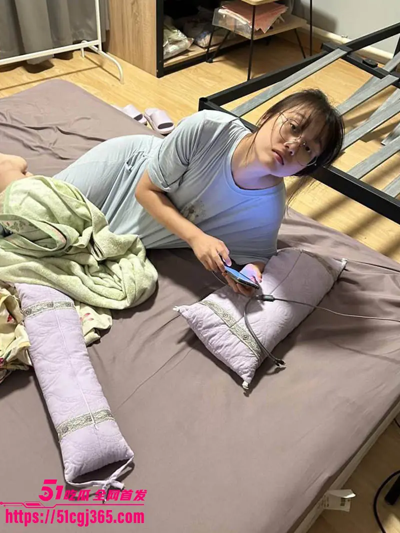 四川19岁大学女生 遭渣男曝光私密视频 无套打桩爆操 全程淫语浪叫：主人解开我 手好痛！骚到极致！ 图3