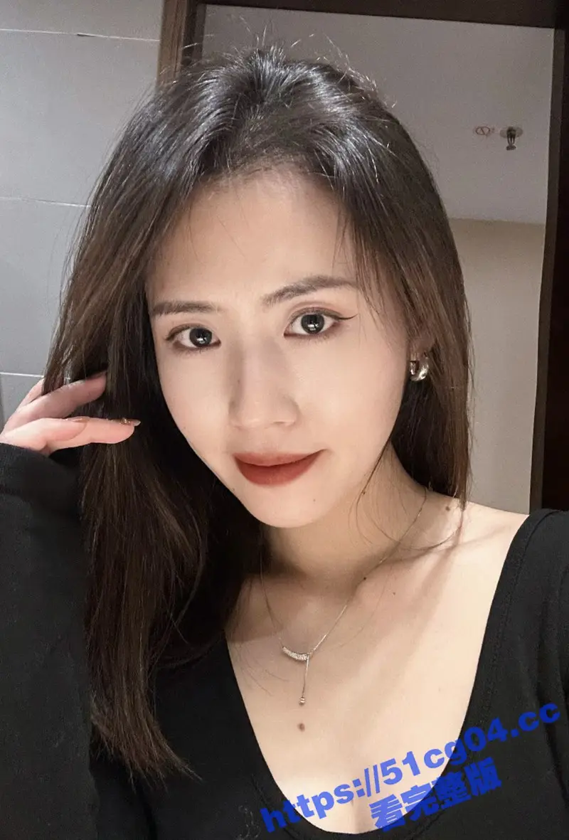 叔嫂乱伦 哥哥在客厅看电视 厕所里把黑丝美腿嫂子按在马桶上后入爆操 看着就很刺激啊 图1