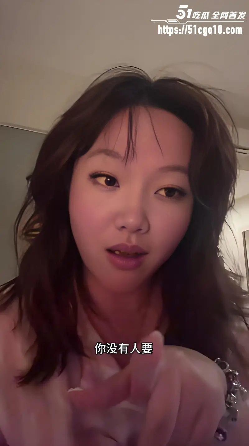 中国妹子巴厘岛被两帅哥左右夹击狂吻还晒视频炫耀 看完直接破防 单身狗已哭晕在厕所 图3