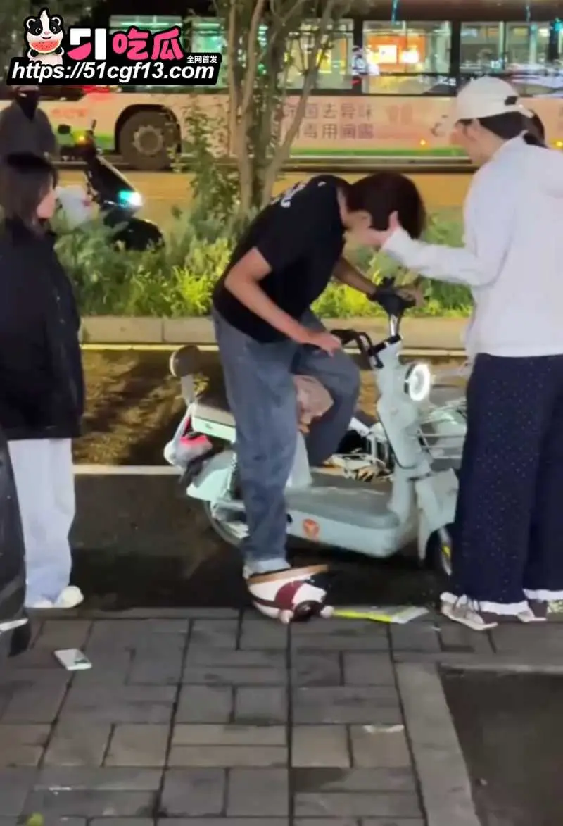 包头三角恋大瓜 富婆深夜抓奸小白脸出轨 拿老娘钱去操别人穴 是嫌老娘不够紧吗 图1