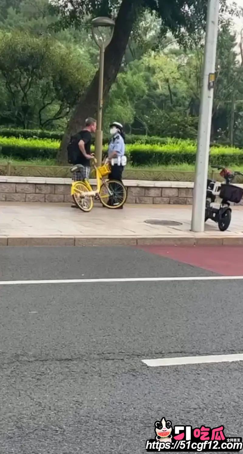 北京大爷逆行被女交警拦下 竟当街动手袭警 自行车都能逆行 人怎么不能逆天？ 图2