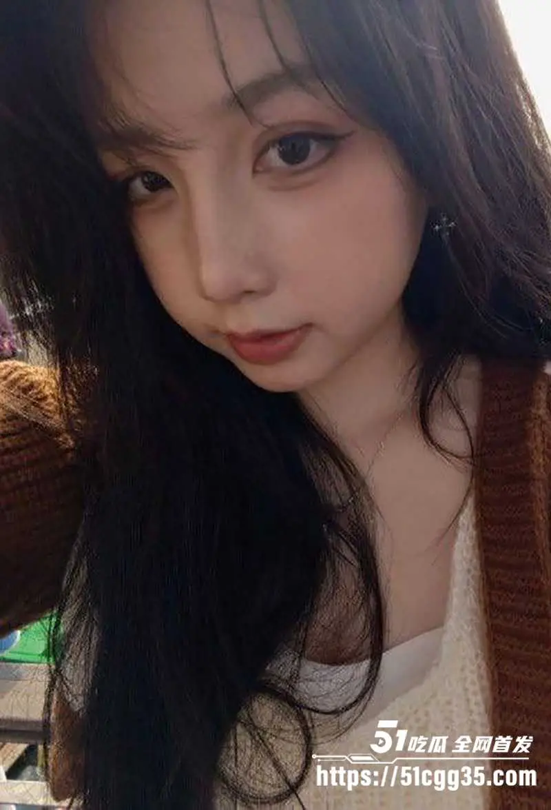香港大奶学生妹 紫晴 情侣私拍泄密 嫩到滴水的反差小妖精 被渣男调教成极品母狗 露脸舔屌蹶肥臀挨操！ 图1