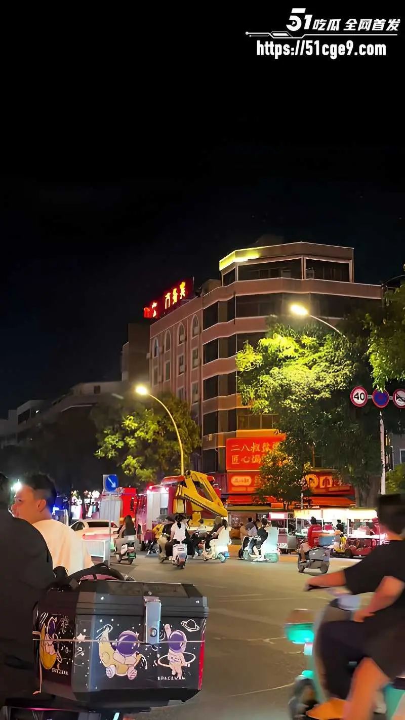 玉林市清宁路某宾馆 一女子坐在楼顶上欲跳楼轻生 问世间情为何物? 图5