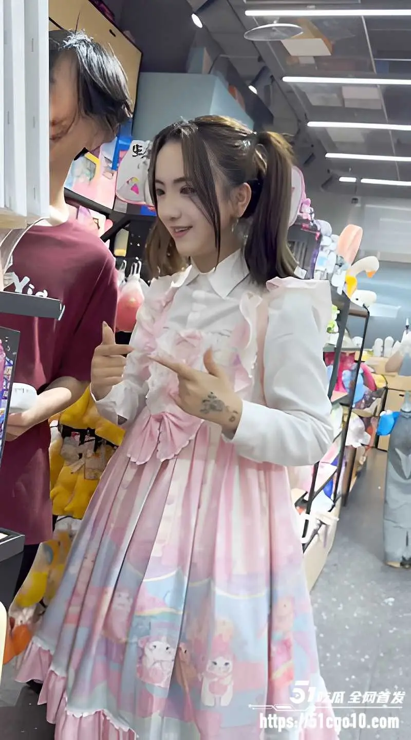 顶点大师 街拍抄底多位美女 熟女辣妹裙底一览无余 近距离特写骚内肥臀美景 图2