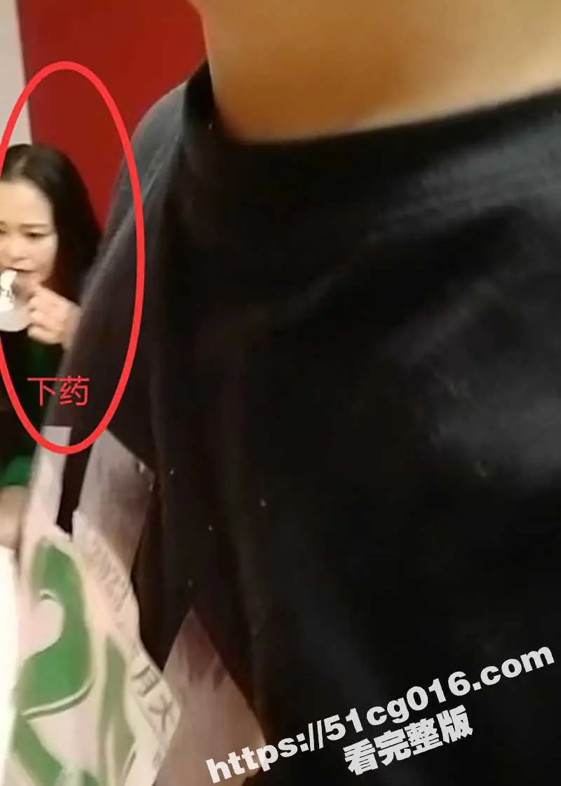 炸裂乱伦 变态儿子给自己亲妈下药 掏出奶子猛吸 撕开风骚妈妈的黑丝袜 对着肥穴一顿疯狂爆操 图1