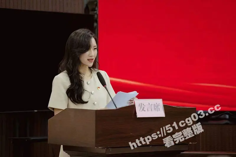 汕头市龙湖区第二人民医院院长黄宏佳与人妻王梦洁通奸,在家被抓现行,王主任高潮时的声音给我听硬了! 图7