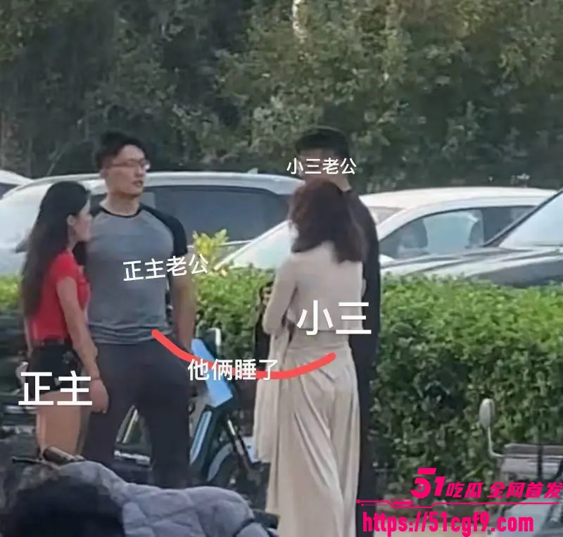 拳击健身教练出轨被抓 小三正主大街互掐 两男瞬间加入混战 现场鸡飞狗跳! 图1