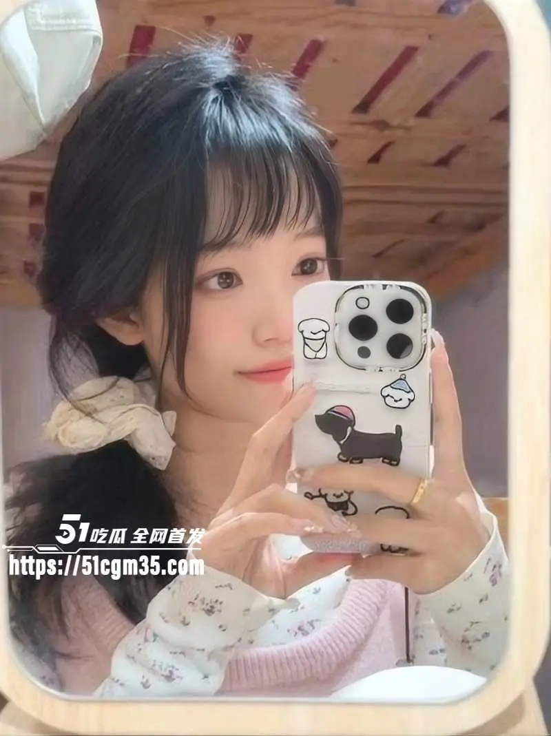 抖音反差拜金女 艺芋圆 不当女神当母狗 玩露出双飞性瘾极强 给钱就让操的饥渴精盆! 图2